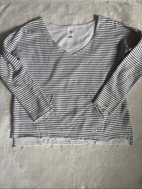 Billabong White and Navy Striped V‑Neck sweatshirt